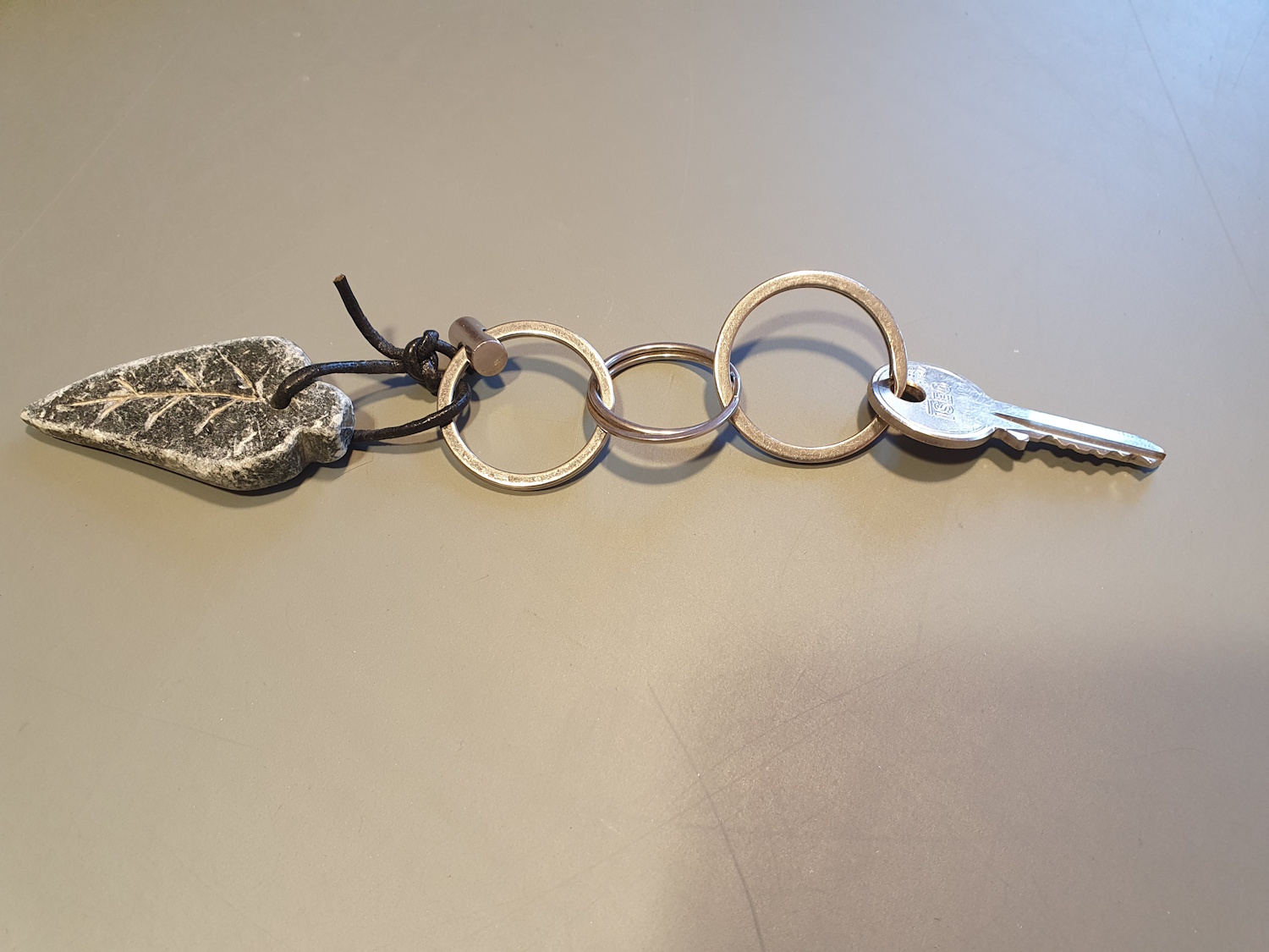 Schlüssel mit einem Anhänger aus Stein in Form eines Blattes